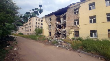 Ukrayna 'daki savaş sırasında şehirdeki evleri yakıp yıktılar. Dağılmış bir ev, Rus-Ukrayna savaşı. Bir roket bir okula isabet etti, eğitim kurumu yok edildi. Fotoğraf, Donetsk bölgesi