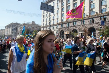 Kyiv, Ukrayna, 24.08.2019 Rus-Ukrayna savaşı gazileri, gönüllüler ve askerlerin akrabaları. Meydanda geçit töreni. Marş, üniformalı asker. Meydan 'daki vatanseverler. Yazı