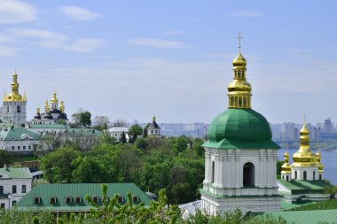 Kyiv, Ukrayna, Tapınaklar, Kyiv Pechersk Lavra kiliseleri. Güneşli bir gün. Tarihi ve kültürel rezerv, tarihi mimari, Kyiv şehir merkezi. Kilise, tapınak, katedral.