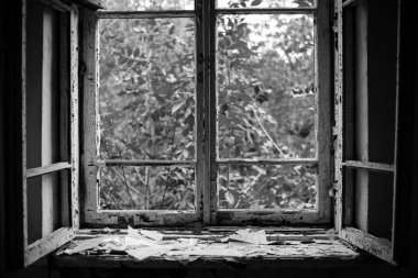 Eski ahşap çerçeveli açık pencere. Eski pencere. Kırık camlar. Eski ev, retro. Kırık pencere çerçevesi. Çatlak eski boya, cam parçaları. Metin için boşluk. Büyük cam parçaları. Korku, savaş