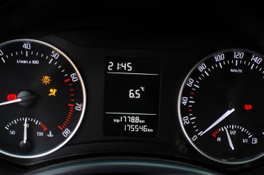 Araba kontrol paneli. Hız göstergesi ve takometre. Yakın plan, modern bir spor arabanın enstrümanları. ölçüm araçlarının aydınlatılması