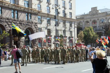 Kyiv, Ukrayna, 24.08.2021 Rus-Ukrayna savaşı gazileri, gönüllüler ve askerlerin akrabaları. Meydanda geçit töreni. Marş, üniformalı asker. Vatanseverler, Donetsk bölgesi. Yazı
