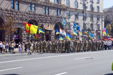 Kyiv, Ukrayna, 24.08.2021 Rus-Ukrayna savaşı gazileri, gönüllüler ve askerlerin akrabaları. Meydanda geçit töreni. Marş, üniformalı asker. Meydan 'daki vatanseverler. Yazı