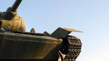 Büyük Vatanseverlik Savaşı 'nın askerlerinin anısına Sovyet T-34 tankının bulunduğu anıt. İkinci Dünya Savaşı 'ndan kalma T34 tankının anıtı. Rusya, Ukrayna, Beyaz Rusya. Yan görünüm, yakın plan