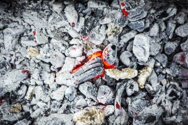 Ateşten kömür yakmak. Yanmış odun. Sıcak kömürler, soyut arka plan. Şöminede yanan odunlar. Yakacak odun ızgarada yanıyor. Kamp ateşinin dokusu cayır cayır yanıyor.