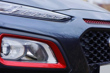 Modern prestijli arabanın fotoğraf farı yakın plan. Güzel bir arabanın farları. Ön tarafın bir kısmı, araba tanınmaz halde. Bir spor arabanın yön göstergeleri