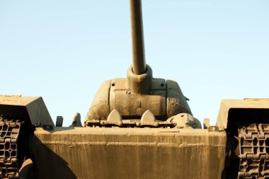 Büyük Vatanseverlik Savaşı 'nın askerlerinin anısına Sovyet T-34 tankının bulunduğu anıt. İkinci Dünya Savaşı 'ndan kalma T34 tankının anıtı. Rusya, Ukrayna, Beyaz Rusya. Eski Sovyet tankı bir kaidede.