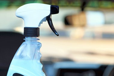 Yıkama ve dezenfeksiyon spreyi. Mavi bir sıvıyla yakın çekim, jel, araba temizlemek için. Antiseptik konsepti, koronavirüs salgını için dezenfektan. Metin için boşluk