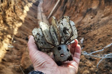 Bir askerin elindeki havan topunun parçaları. Bıçak elimde, havan topu kuyruğumda. Patlayan kabuk. Savaştan sonra siperde. Cephanelik sapı. Savaş. Çatışma. Donbass 'ta Rus-Ukrayna savaşı