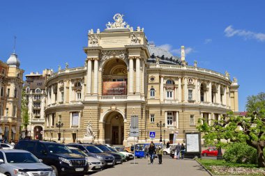 Ukrayna, Odessa, 10.05.2017. Opera Tiyatrosu, Ulusal Akademik Tiyatro. Büyük, güzel bir bina. Avrupa şehri. Odessa caddesi, ünlü bir yer. Tatil köyü, yaz zamanı. Turizm, seyahat. Yazı