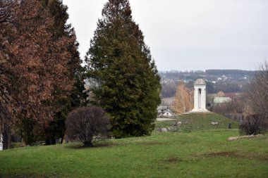 Güzel bir manzara ve küçük bir çan kulesi. Binanın bir detayı tepenin üzerinde haçlı küçük bir çan kulesi duruyor. İnanç, din. Metin için boşluk. Hıristiyanlık ya da Katoliklik. sonbahar zamanı