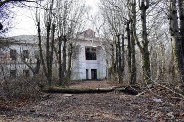 Eski binalar, harabeler. Boş topraklar, terk edilmiş evler. Savaş konsepti, felaket, kıyamet. Hüzünlü manzara, yoğun atmosfer. Yerleşim yerleri harap olur,