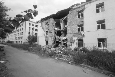 Ukrayna 'daki savaş sırasında şehirdeki evleri yakıp yıktılar. Dağılmış bir ev, Rus-Ukrayna savaşı. Bir roket bir okula isabet etti, eğitim kurumu yok edildi.