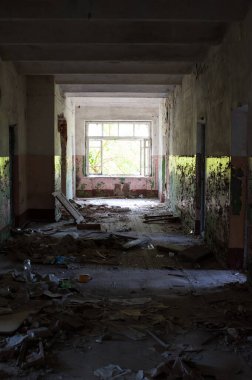 Eski terk edilmiş binalar, harabeler. Boş topraklar, terk edilmiş evler. Savaş konsepti, Çernobil faciası, kıyamet. tuğla binalar Hüzünlü manzara, yoğun atmosfer. Yerleşim yerleri harap olur,