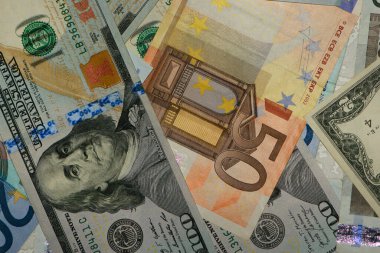 Dolar ve avro. Farklı banknotlardan, farklı mezheplerden. Kağıt para, para, nakit dolar, euro. Yakın plan. finans, ödeme, ticaret, mali işlemler kavramları