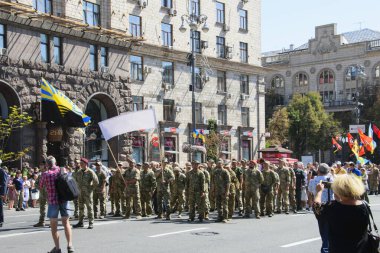 Kyiv, Ukrayna, 24.08.2021 Rus-Ukrayna savaşı gazileri, gönüllüler ve askerlerin akrabaları. Meydanda geçit töreni. Marş, üniformalı asker. Vatanseverler, Donetsk bölgesi. Yazı