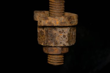 Paslı fındık. Vidalı paslı demir çubuk. Paslanmış mekanik bileşenler. Sürgülü ve fındıklı yakın çekim. Parçalanan konsept, sökülmesi zor, çıkarılamaz.