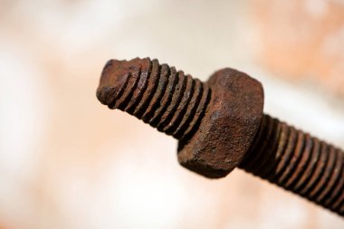 Eski paslı cıvata, vida telli demir çubuk. Paslanmış mekanik bileşenler. Sürgülü ve fındıklı yakın çekim. Parçalanan konsept, sökülmesi zor, çıkarılamaz.