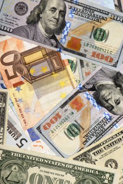 Dolar ve avro. Farklı banknotlardan, farklı mezheplerden. Kağıt para, para, nakit dolar, euro. Yakın plan. finans, ödeme, ticaret, mali işlemler kavramları