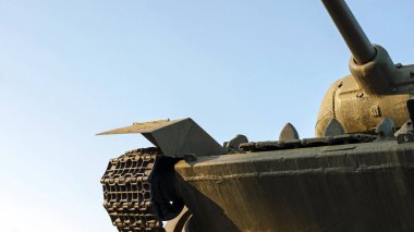 Büyük Vatanseverlik Savaşı 'nın askerlerinin anısına Sovyet T-34 tankının bulunduğu anıt. İkinci Dünya Savaşı 'ndan kalma T34 tankının anıtı. Rusya, Ukrayna, Beyaz Rusya. Yan görünüm, yakın plan