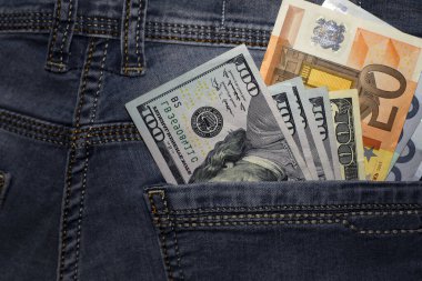 Dolar ve avro. farklı banknotlar, kot pantolonumun cebinde dolar banknotları, farklı banknotlar. Kağıt para, para, nakit dolar, euro. Yakın plan. finansal işlemler kavramları
