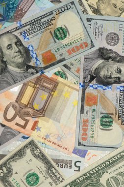 Dolar ve avro. Farklı banknotlardan, farklı mezheplerden. Kağıt para, para, nakit dolar, euro. Yakın plan. Finans, ödeme, ticaret, finansal işlemler. dikey