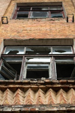 Eski terk edilmiş binalar, harabeler. Boş topraklar, terk edilmiş evler. Savaş konsepti, Çernobil faciası, kıyamet. tuğla binalar Hüzünlü manzara, yoğun atmosfer. Yerleşim yerleri harap olur,