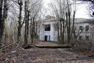 Eski binalar, harabeler. Boş topraklar, terk edilmiş evler. Savaş konsepti, felaket, kıyamet. Hüzünlü manzara, yoğun atmosfer. Yerleşim yerleri harap olur,