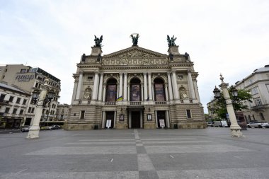 Lviv 'deki tiyatro. Opera ve Bale Tiyatrosu. Ukrayna 'nın turistik şehri. Tarihi dönüm noktası, seyahat, turizm. Avrupa ülkesi. Güzel, eski bir bina. Editör, Ukrayna, Lviv 2023