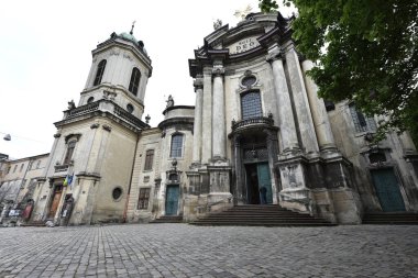 Lviv 'in merkezindeki Dominik Kilisesi ya da Kutsal Ayin Kilisesi. Kilisenin girişi. Lvov olarak da bilinir. Avrupa şehri. Güzel, eski bir bina. Editör, Ukrayna, Lviv 2023
