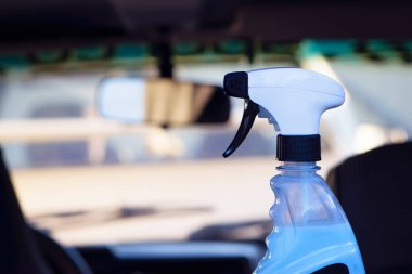 Yıkama ve dezenfeksiyon spreyi. Mavi bir sıvıyla yakın çekim, jel, araba temizlemek için. Antiseptik konsepti, koronavirüs salgını için dezenfektan. Metin için boşluk