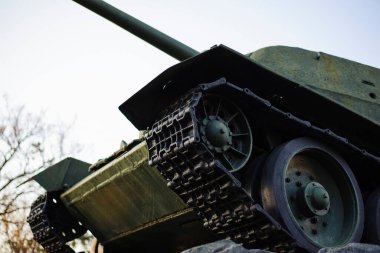 Sovyet T-34 tankı Büyük Vatanseverlik Savaşı 'nın askerlerinin anısına. İkinci Dünya Savaşı 'ndan kalma T34 tankının anıtı. Rusya, Ukrayna, Beyaz Rusya. Yakın plan. askeri ekipman, zırh