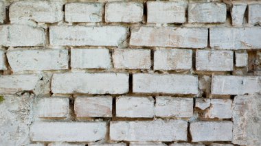 Tuğla duvar cephesi dokusu. Kirli, yıpranmış yıpranmış alçılı bir evin dış duvarındaki eski gri tuğlaların dokulu arka planı. Tuğla duvar, duvarcılık. İnşaat, onarım, onarım