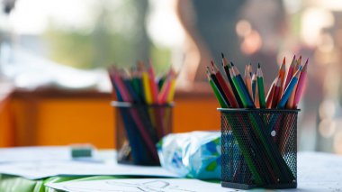 çok renkli kalemler var. Kalem kutusunda renkli kalemler. İmtiyazlar, okul ve ofis malzemeleri. Çalışma için, iş için, sanat için, çizim için kırtasiye malzemeleri. Ofis, okul veya enstitü. metin alanı