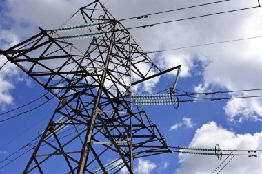 Kablo destekleri ve izolatörlerin elektrik hattı inşaatı. Güneşli bir günde mavi gökyüzü arka planında yüksek voltajlı elektrik hattı. Yakın plan. Kablolar, elektrik sorunları, güç iletimi