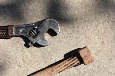 Paslı fındık. cıvata ve ceviz. Ayarlanabilir anahtar, anahtar, aletler. Paslanmış mekanik bileşenler. Parçalamak, sökülmesi zor, çıkarılamaz. Aşınma, oksitlenme. Endüstri seçici odak.