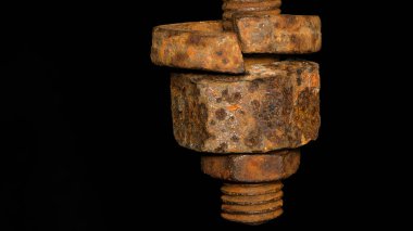 Paslı fındık. Vidalı paslı demir çubuk. Paslanmış mekanik bileşenler. Sürgülü ve fındıklı yakın çekim. Parçalanan konsept, sökülmesi zor, çıkarılamaz. seçici odak