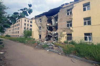 Ukrayna 'daki savaş sırasında şehirdeki evleri yakıp yıktılar. Dağılmış bir ev, Rus-Ukrayna savaşı. Bir roket bir okula isabet etti, eğitim kurumu yok edildi. Donbass