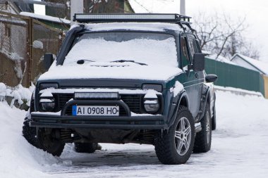 Makine. Niva arabası. Eski araba Lada. Niva off-road arabası. Avlanmak, turizm ve ordu için ayarlanmış nakliye aracı. Ekonomik Rus arabası. Kış mevsimi. Kyiv, Ukrayna. Yazı