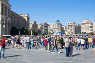 Kyiv, Ukrayna. Bağımsızlığın Meydan 'ı. Khreshhatyk, başkentin merkezi başkenti. Gönüllüler ve askerlerin akrabaları. Meydan 'daki vatanseverler. Tatil, bağımsızlık günü. Yazı