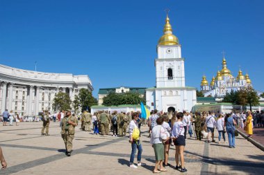 Bağımsızlık Meydanı. Rus-Ukrayna savaşının gazileri, gönüllüleri ve askerlerin akrabaları. Meydanda geçit töreni. Marş, üniformalı asker. Meydan 'daki vatanseverler. Kyiv, Ukrayna, editör