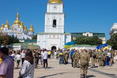 Bağımsızlık Meydanı. Rus-Ukrayna savaşının gazileri, gönüllüleri ve askerlerin akrabaları. Meydanda geçit töreni. Marş, üniformalı asker. Meydan 'daki vatanseverler. Kyiv, Ukrayna, editör