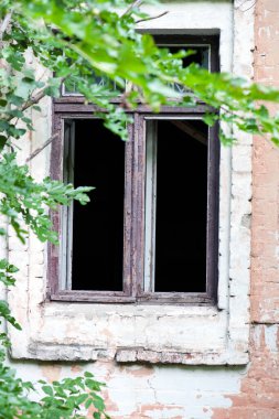 Eski ahşap çerçeveli kırık cam pencere. Terk edilmiş. Eski pencere. Kırık camlar. Eski ev, retro. Kırık pencere çerçevesi. Çatlak eski boya, cam parçaları. Korku, cadılar bayramı