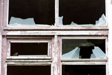 Eski ahşap çerçeveli kırık cam pencere. Eski pencere. Kırık camlar. Eski ev, retro. Kırık pencere çerçevesi. Çatlak eski boya, cam parçaları. Yakın çekim, mesaj için yer. Korku, cadılar bayramı
