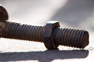 Eski paslı cıvata, vida telli demir çubuk. Paslanmış mekanik bileşenler. Sürgülü ve fındıklı yakın çekim. Parçalanan konsept, sökülmesi zor, çıkarılamaz. Oksitlenme, yıkım