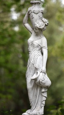 Bahar parkında bir kızın heykeli. Şehir parkında yarı çıplak bir Yunan ya da İtalyan Rönesans kadınının vazosu olan eski bir heykel. Yaz bahçesinde. Elinde bir sürahi su vardı.