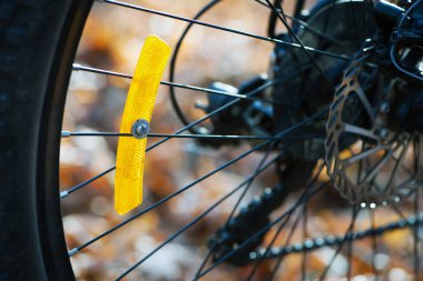 Arka tekerlek. Yansıtıcı. Dağ bisikleti lastiği. Bisiklet tekerleği hız anahtarı. Çember ve çiviler. Disk frenleri. Bisiklet yedek parçaları. Detaylar yakın plan. Onarım, bakım. Yenileme, bisiklet, etkinlikler