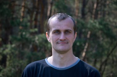 Genç Avrupalı. Erkek portresi. Doğanın arka planına karşı olan adam. fotoğraf, gülümseme, düşünceli, şaşırmış, kızgın, duygular, duygular. Açık tenli, sakallı. 30-40 yaşlarında bir adam. yakın plan