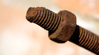 Eski paslı cıvata, vida telli demir çubuk. Paslanmış mekanik bileşenler. Sürgülü ve fındıklı yakın çekim. Parçalanan konsept, sökülmesi zor, çıkarılamaz. arkaplan seçici odak