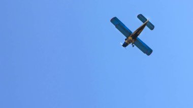 Gökyüzünde ticari bir uçak. Küçük ve spor uçak. Genel havacılık endüstrisi. Vip taşımacılığı. Kamu hizmetleri taşımacılığı. Uç ve uç. küçük uçak